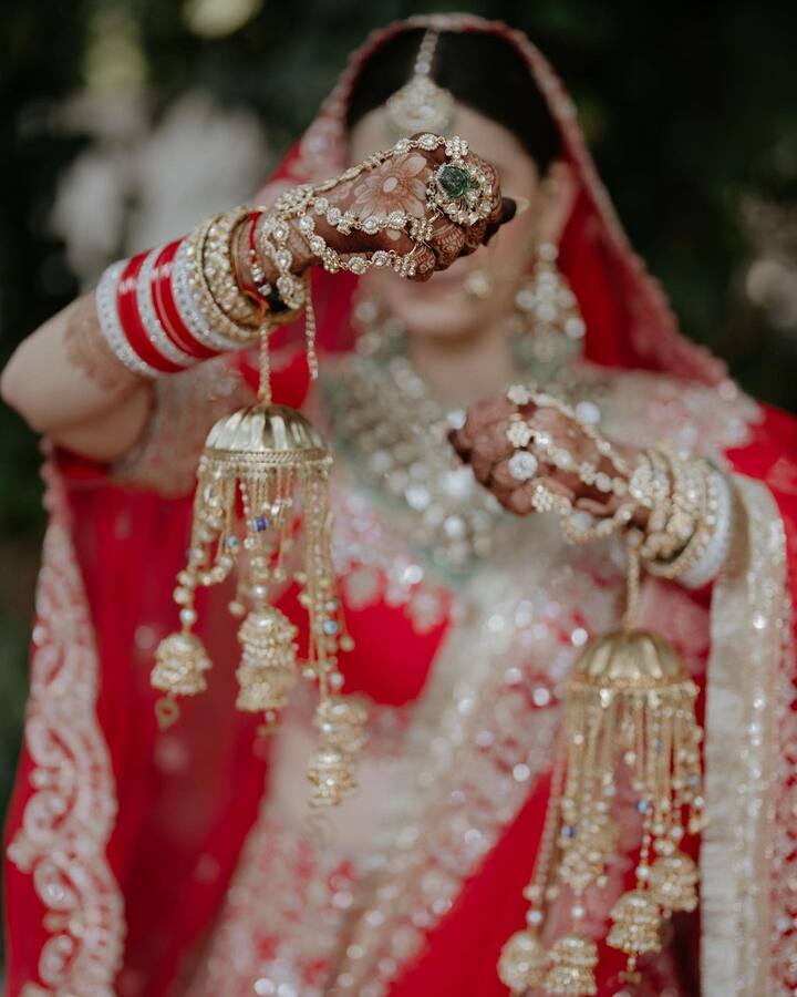 She paired her outfit with a beautiful necklace with emeralds and polkis from the racks of Khanna Jewellers. (Image Source: Instagram)