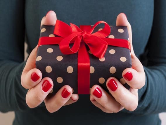 Valentine’s Day 2023: Do Not Gift These Items To Your Beloved; It Could Lead To Trouble! Valentine's Day 2023 Gift Ideas: વેલેન્ટાઈન ડે પર ભૂલથી પણ તમારા પાર્ટનરને આ 5 વસ્તુઓ ગિફ્ટ ન કરો, વાસ્તુ મુજબ થશે નુકસાન