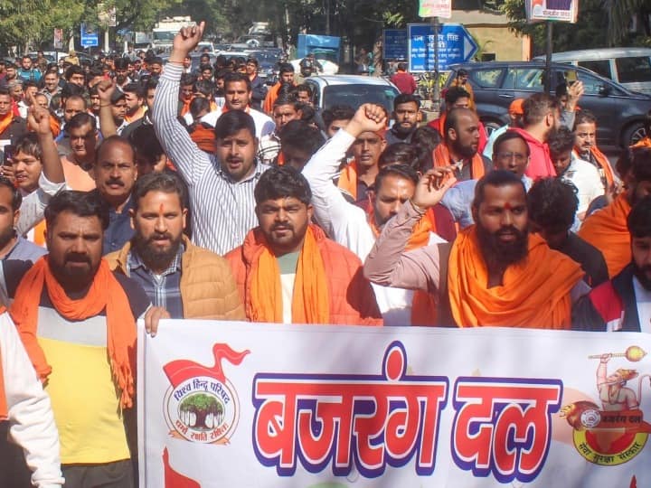 Valentines Day 2023 Gandhinagar Bajrang Dal Protest entered in park with sticks congress oppose Gujarat Bajrang Dal Protest: वैलेंटाइन डे के विरोध में लाठी-डंडों के साथ पार्क में घुसे बजरंग दल के कार्यकर्ता, जानें फिर क्या हुआ?