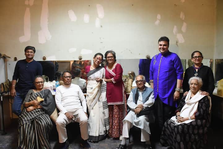 কেক কাটা ও একাধিক অনুষ্ঠান ছিল এই সন্ধ্য়ার অন্য়তম প্রধান আকর্ষণ।