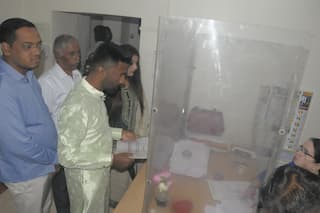 Pune Valentine Day 2023 :  ना मुहूर्त, ना वाजंत्री ना वऱ्हाड... ! पुण्यातील तब्बल चाळीस जोडप्यांनी केलं 'व्हॅलेंटाईन डे' ला लग्न