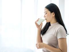 क्या दूध के साथ हर दवाई ली जा सकती है? जानिए इस पर साइंस क्या कहता है