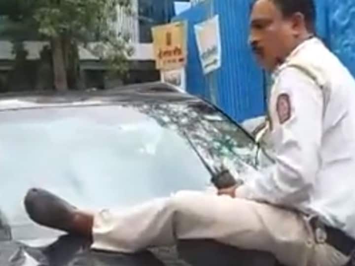 Mumbai Hit and Run case traffic police dragged on car bonnet for 1.5 km by 19 year old boy in Vasai mumbai Mumbai: अब मुंबई में कंझावला जैसी घटना, ट्रैफिक पुलिस ने रोका तो शख्स ने कांस्टेबल को 1.5 किमी तक घसीटा