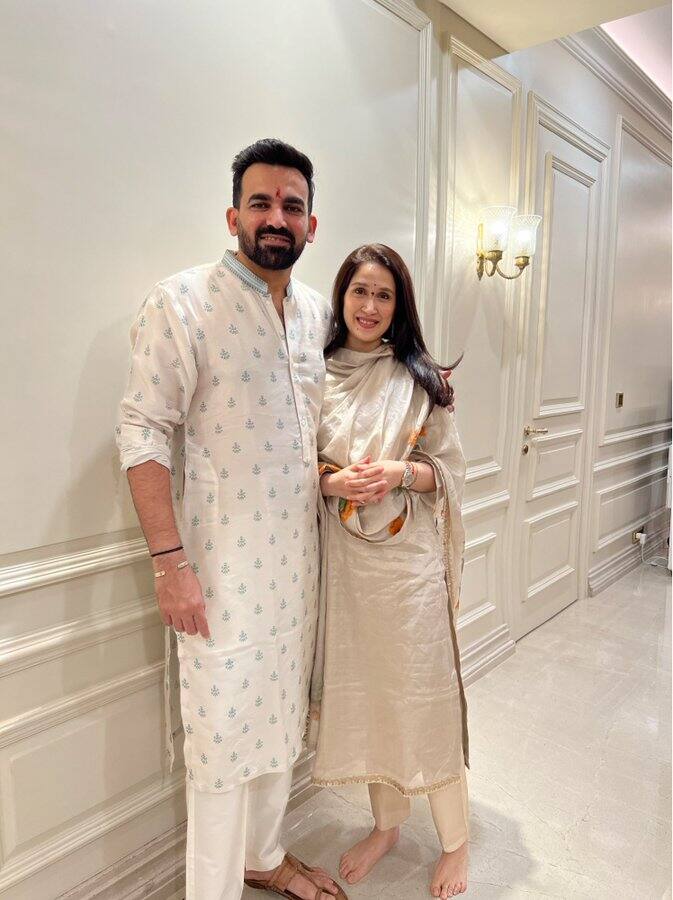 जहीर खान वाइफ – जहीर खान का दिल भी बॉलीवुड की एक्ट्रेस पर ही आया है. उन्होंने ‘चक दे’ फेम सागरिका से शादी की है. सागरिका कई फिल्मों में अपनी एक्टिंग का हुनर दिखा चुकी हैं. उनकी टोटल नेटवर्थ 241 करोड़ रुपये के करीब है.