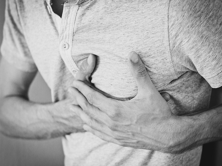 heart attack symptom also have chest pain be aware Heart Attack: ये चेस्ट पेन हार्ट अटैक का है या वजह कुछ और है... इन लक्षणों से पहचानिए