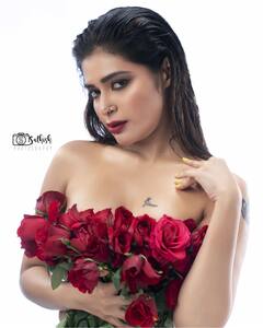 Dharsha Gupta : ‘என்ன குறுகுறுன்னு பாக்குராங்க..’ ரோஜா பூ ஆடையில் ரசிகர்களை மயக்கும் தர்ஷா!