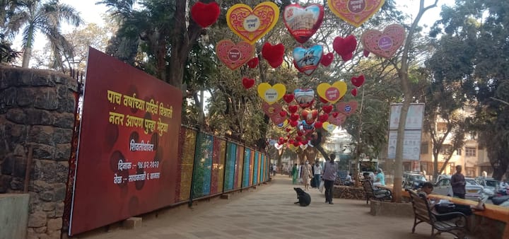 व्हेलंटाईन डे निमित्त आज खास सजावट करण्यात आली आहे.