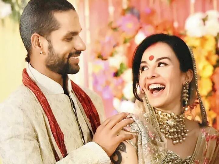 भारतीय टीम के ओपनर शिखर धवन अपनी शानदार बल्लेबाजी के लिए मशहूर हैं, लेकिन इस खिलाड़ी की लव स्टोरी किसी फिल्मी कहानी से कम नहीं है. दरअसल, शिखर धवन को फेसबुक पर आयशा मुखर्जी से प्यार हो गया था. जिसके बाद दोनों कपल ने शादी कर ली. शिखर धवन और आयशा मुखर्जी का एक बेटा है. जिसका नाम जोरावर है. हालांकि, अब दोनों कपल अलग रह रहे हैं. (फोटो क्रेडिट- सोशल मीडिया)