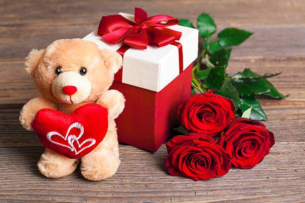 या कवितेतील लाल फूल म्हणजे त्याचा जोडीदार आणि प्रेम असा अर्थ लावला जातो. त्यामुळे कवी त्याच्या आयुष्यातील प्रेम आणि प्रिय व्यक्तीची वाट पाहत आहे, असं मानलं जातं. (PC : istockphoto)