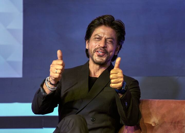 shah rukh khan fan asks questions on twitter pathaan actor give reply Shah Rukh Khan Ask SRK: 'जेवण केलं का?', 'पठाणच्या सेटवर अबराम काय करत होता?'; चाहत्यांचे मजेशीर प्रश्न; शाहरुखच्या उत्तरांनी वेधलं लक्ष