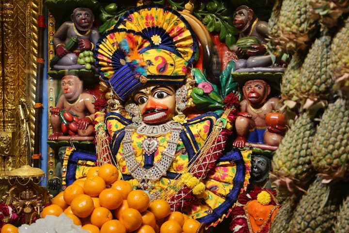 સાળંગપુરમાં કષ્ટભંજન દેવને આજે અનાનસ અને સંતરાનો  શણગાર અદભૂત શણગાર કરવામાં આવ્યો.