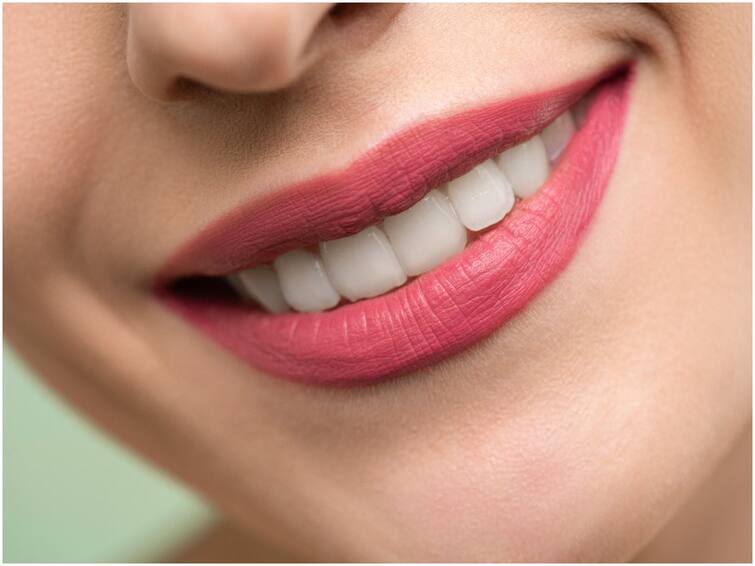 Follow These Home Remedies Tips For Natural Pink Lips Pink Lips: పెదవులు నల్లగా మారుతున్నాయా? ఇలా చేస్తే ‘పింక్’ కలర్‌లో మారిపోతాయ్!