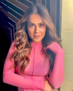 In Pic: पिंक टॉप आणि ब्लॅक मिनी स्कर्टमध्ये Nia Sharma चा कहर, पाहा फोटो