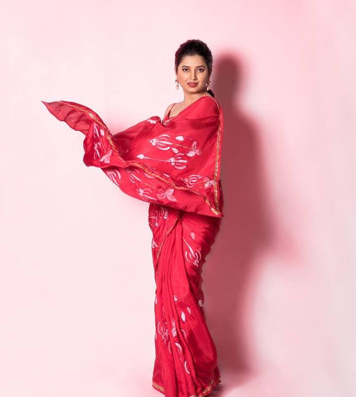 नुकतेच प्राजक्तानं तिच्या खास लूकमधील फोटो सोशल मीडियावर शेअर करुन त्याला खास कॅप्शन दिलं. (Prajaktta Mali/ Instagram)