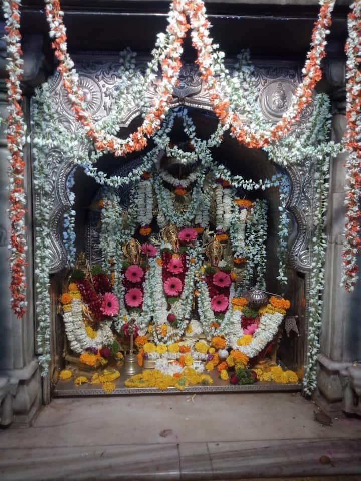 नाशिक येथे टाकळीला हनुमंताची मूर्ती स्थापन केली. हनुमान ही शक्तीची आणि बुद्धीची देवता आहे त्यामुळे तिची उपासना केली पाहिजे, असा त्यांचा विचार होता.