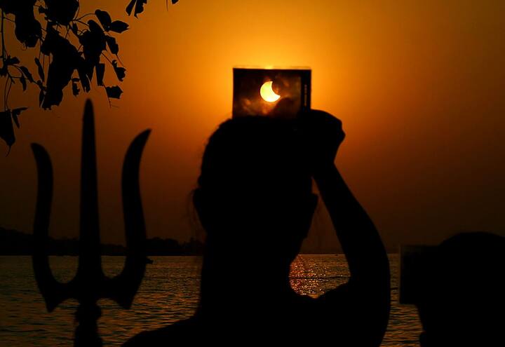 ગ્રહણ દરમિયાન કંઈપણ ખાવાનું ટાળો. ગ્રહણ સમાપ્ત થયા પછી, વ્યક્તિએ સ્નાન કરીને શુદ્ધ થવું જોઈએ અને પછી રાંધેલું તાજું ભોજન લેવું જોઈએ.