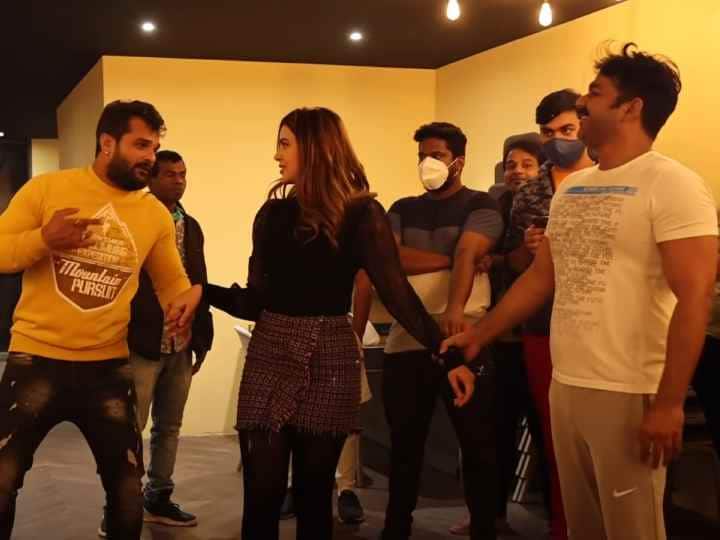 Khesari lal yadav And Pawan Singh Dance Video With sahar Afsha Othwa Se Madhu Chuwe Going Viral On Internet Bhojpuri News: सहर अफशा के पीछे दीवाने हुए Khesari Lal Yadav और Pawan Singh, करण जौहर की हिट फिल्म की आ जाएगी याद
