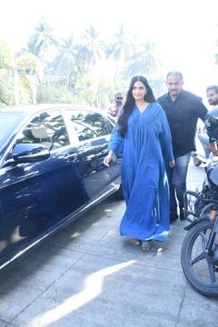 Sonam Kapoor Photos: हमेशा फैशन में रहने वाली सोनम कपूर ऐसे कपड़े पहनकर आईं बाहर, उड़ी दिखी चेहरे की रंगत!