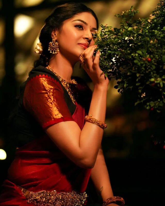 பிக்பாஸ் நிகழ்ச்சியின் நான்காவது சீசனில் பங்குபெற்ற இவர், 63 வது நாளில் வெளியேறினார்.