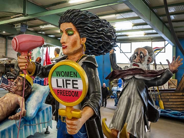 A float depicting Iranian women's protests and political uprisings against the mullahs. (Image Source: Getty)