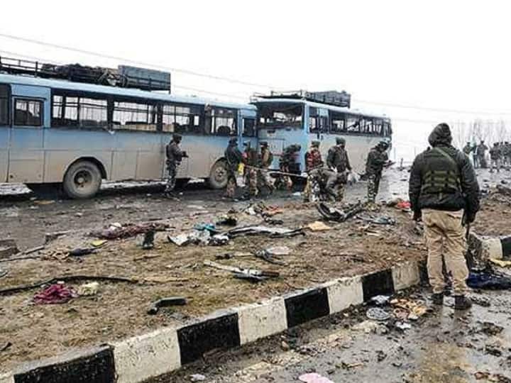 Pulwama attack: 14 फरवरी 2019 को हुए पुलवामा आतंकी हमले में सीआरपीएफ के 40 जवान शहीद हो गए थे. मंगलवार को सीआरपीएफ के वरिष्ठ अधिकारियों ने 2019 के हमले में शहीद हुए जवानों को श्रद्धांजलि दी.