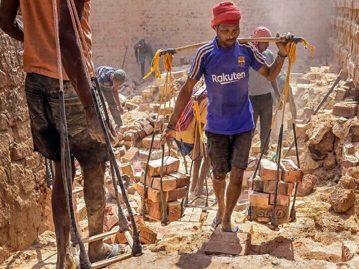 योजना के लिए रजिस्ट्रेशन केवल 18 से 59 साल के लोग कर सकते हैं. इस योजना के तहत हर व्यक्ति को 2 लाख रुपये का दुर्घटना बीमा मिलता है. अगर किसी व्यक्ति की मृत्यु हादसे में हो जाती है तो इसके परिवार को 2 लाख का कवर मिलेगा. वहीं आंशिक रूप से विकलांग व्यक्ति को 1 लाख रुपये का इंश्योरेंस कवर मिलता है.(PC: PTI)