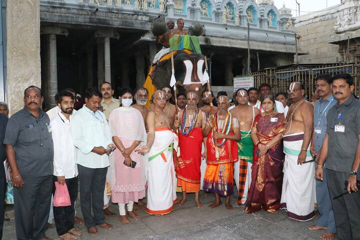 ఏనుగు అంబారీపై ఆండాళ్ అమ్మవారి మాలలు తీసుకెళ్తున్న అర్చకులు