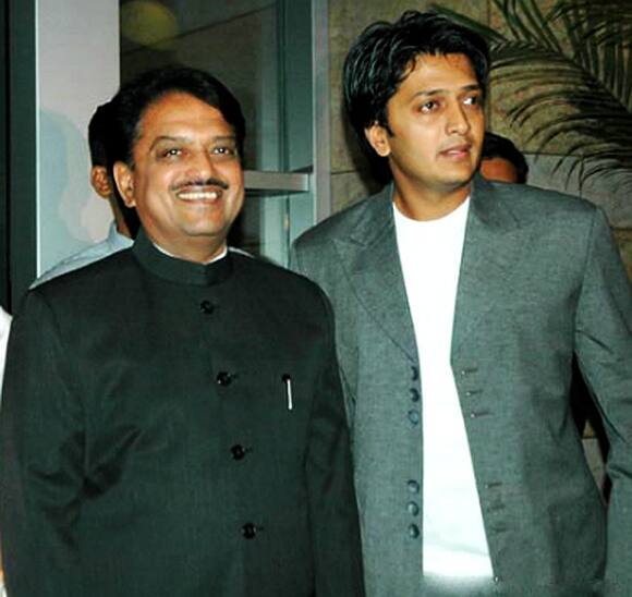 रितेश देशमुख - बॉलीवुड एक्टर रितेश देशमुख के दिवंगत पिता विलासराव देशमुख महाराष्ट्र के मुख्यमंत्री रहे थे. लेकिन रितेश ने कभी भी राजनीति में दिलचस्पी नहीं दिखाई और एक्टिंग की दुनिया में नाम कमाया