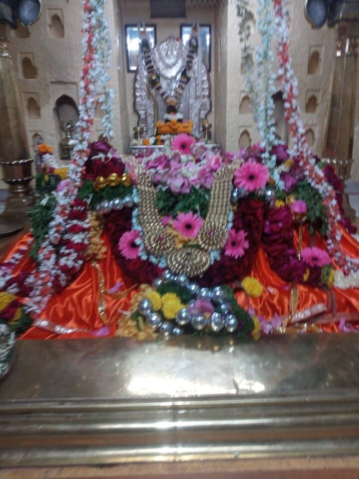 समर्थ रामदास स्वामी यांचे नाव नारायण सूर्याजी ठोसर असे होते. महाराष्ट्रातील कवी आणि समर्थ संप्रदायाचे संस्थापक होते.