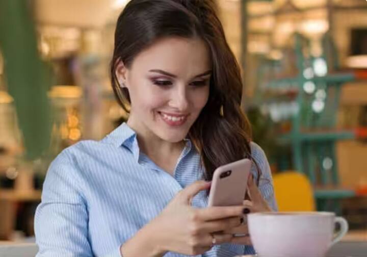 কীভাবে ব্যবহার করবেন এই চ্যাটবট ? ১ প্রথমে uidai.gov.in -এর অফিসিয়াল ওয়েবসাইটে যান।  ২ হোম পেজে, আপনি নিচের ডানদিকে 'আধার মিত্র' বক্স দেখতে পাবেন।