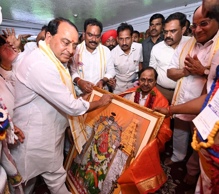 వాస్తు నియమాల ప్రకారం ఏ నిర్మాణాన్ని ఎక్కడ చేపట్టాలో నిర్ణయించుకోవాలన్నారు.  ఏటా లక్షలాది మంది దీక్షాపరులు దీక్ష చేపడతారని, వారికి అన్ని సౌకర్యాలతో కూడిన వసతులను ఏర్పాటు చేయాలన్న సీఎం.