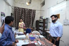 In Pics: डीएम ने किया तहसील ऑफिस का औचक निरीक्षण, 2 रीडर निलंबित, 3 तहसीलदारों को थमाया नोटिस, देखें तस्वीरें