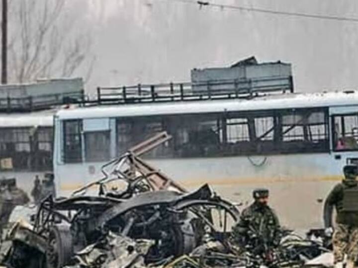 उन्होंने बताया कि एक काफिले में हर 4-5 गाड़ियों के बाद दो टीमें होती हैं- एक क्विक रिएक्शन टीम और एक काउंटर टेररिज्म टीम, जो आतंकी हमला होने पर तुरंत एक्शन में आ सकती हैं. इसके अलावा 70 सेंसिटिव स्पॉट्स पर आर्म्ड पर्सनल की चौबीसों घंटे चेक पोस्ट हैं.