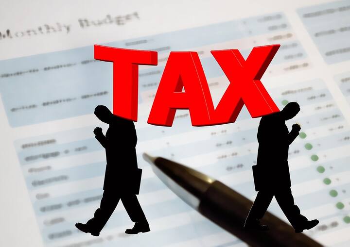 কার জন্য ITR ফর্ম নং ২: যদি মিউচুয়াল ফান্ড, স্টক বা স্থাবর সম্পত্তি বিক্রি থেকে মূলধন লাভ হয় বা যদি একাধিক বাড়ির সম্পত্তি থাকে, তাহলে এই ধরনের করদাতাদের ITR-২ ফাইল করতে হবে। ব্যবসা বা পেশা থেকে লাভবান ব্যক্তিদের ITR-2 ফাইল করলে হবে না।