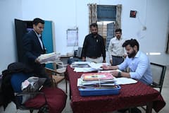 In Pics: डीएम ने किया तहसील ऑफिस का औचक निरीक्षण, 2 रीडर निलंबित, 3 तहसीलदारों को थमाया नोटिस, देखें तस्वीरें