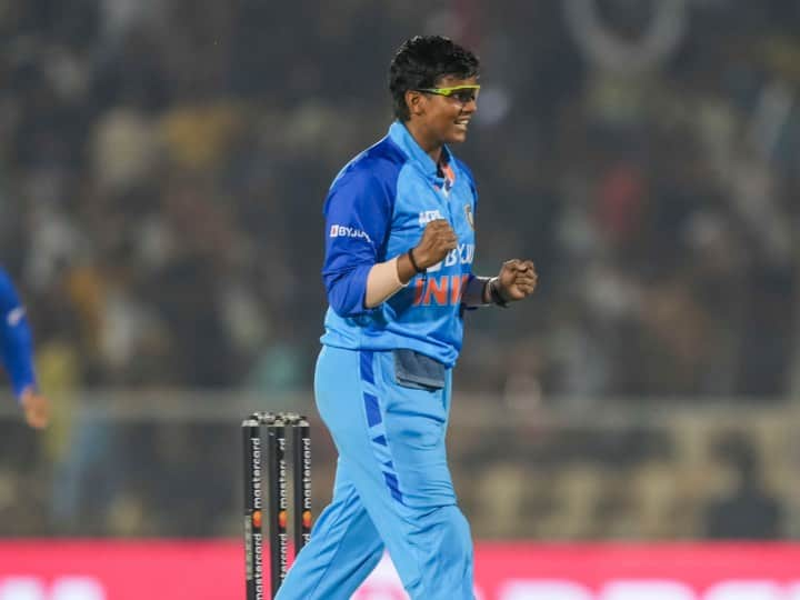 Women's T20 World Cup 2023 Deepti Sharma becomes the first ever Indian to take 100 T20I wickets Deepti Sharma T20 Record: வரலாற்று சாதனையில் இந்தியாவுக்காக முதல் பெயர்.. வட்டமடித்து கெத்துக்காட்டிய தீப்தி சர்மா!