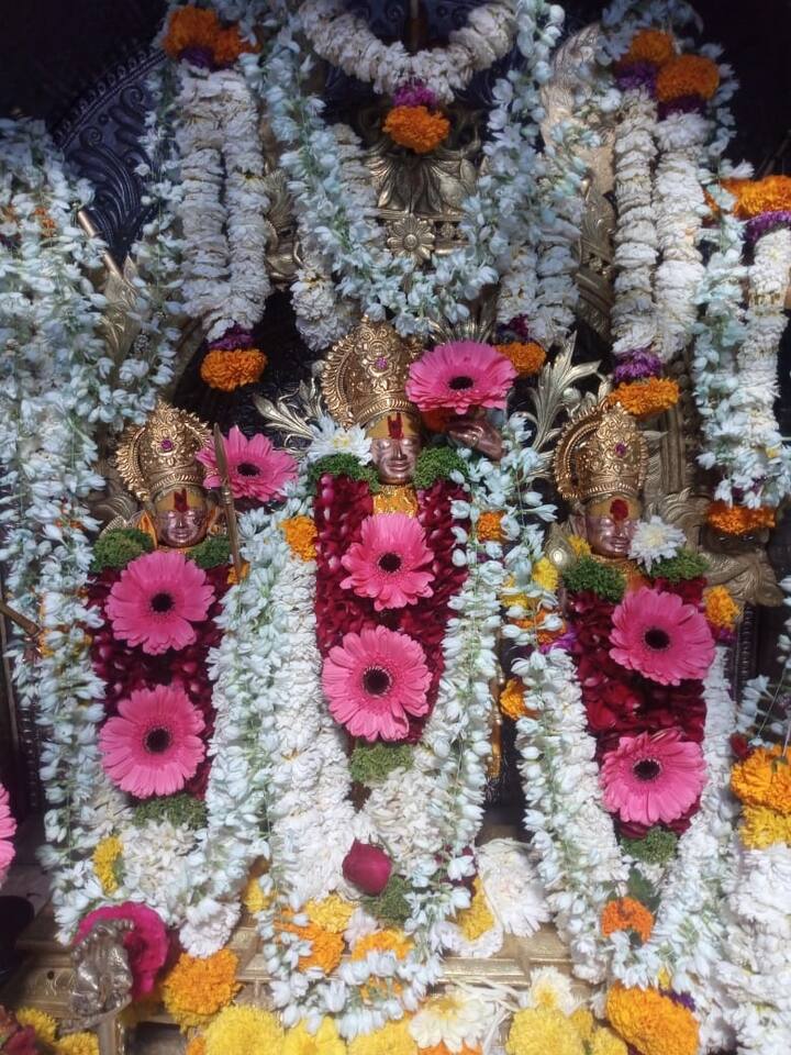 समर्थांनी 11 मारुतींची स्थापना केली. गावोगाव मारुतीची देवळे बांधली. मारुती ही शक्तीची देवता असल्याने मारुतीच्या मंदिराच्या परिसरात ते तरुणांना संघटित करत आणि त्यांना व्यायामाची प्रेरणा देत.