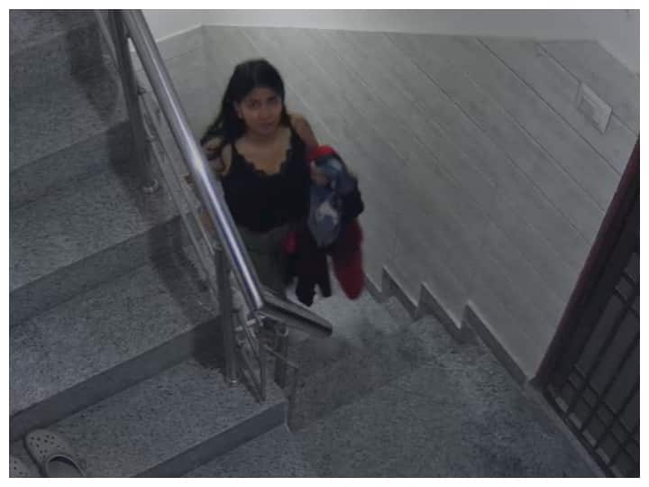 Nikki Yadav Murder Case CCTV footage few hours before murder Flat stairs and gate Nikki Last Video Nikki Yadav Murder Case: निक्की यादव का आखिरी वीडियो आया सामने, हत्या से कुछ घंटे पहले फ्लैट के CCTV फुटेज में आईं नजर
