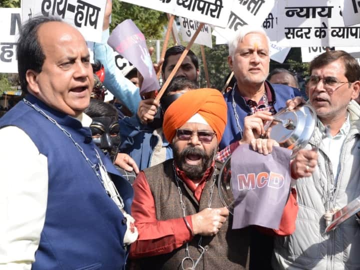 Delhi Markets Seal: एमसीडी, सीलिंग और भ्रष्टाचार का भूत लेकर जंतर-मंतर पहुंचे सदर बाजार के व्यापारी, थाली पीटकर किया विरोध
