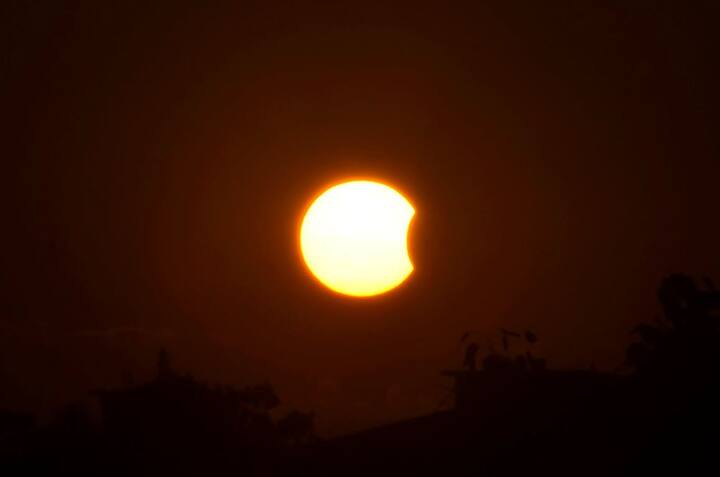 આ ગ્રહણ કંકણાકૃતિ સૂર્યગ્રહણ હશે. જ્યારે ચંદ્ર અને પૃથ્વી વચ્ચેનું અંતર એટલું હોય છે કે ચંદ્ર સૂર્યની મધ્યમાં આવતો દેખાય છે, ત્યારે સૂર્યની એક વીંટી જેવો દેખાય છે. તેને કંકણાકૃતિ અથવા વલયાકાર સૂર્યગ્રહણ પણ કહેવામાં આવે છે.