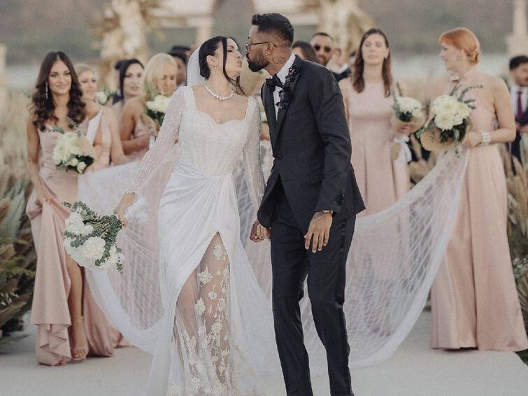 Hardik Pandya Natasa Stankovic wedding ceremony Udaipur on Valentines Day Official Pics Out See Photos Hardik Natasa Wedding: 2020ல் கரம்பிடித்த பெண்ணையே மீண்டும் திருமணம் செய்த ஹர்திக் பாண்டியா; வைரலாகும் புகைப்படம்..!