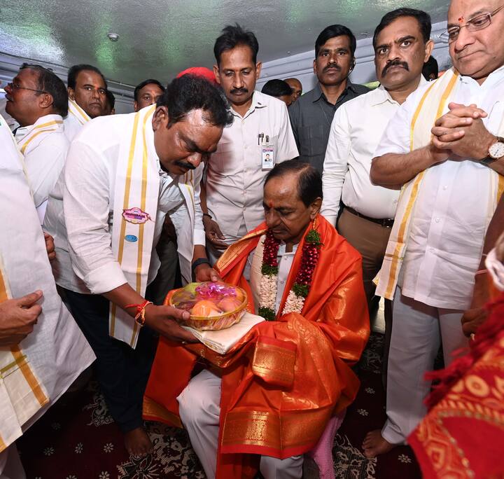 ఆగమ శాస్త్ర నియమాలను అనుసరించి గర్భాలయం మినహా ఆలయాన్ని విస్తరించాలని సీఎం ఆదేశించారు. ఆగమశాస్త్ర నియమాలను అనుసరించి మూలవిరాట్టును ముట్టుకోకుండా ఆలయ విస్తరణ సాగాలన్నారు.