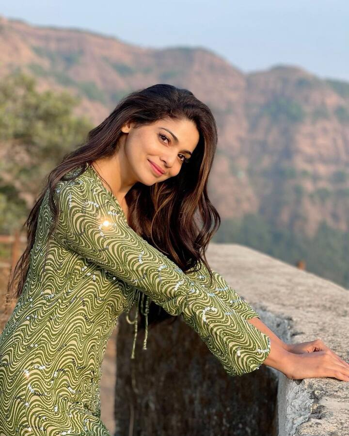 यावेळी तिने कोकणातून आपले काही खास फोटो शेअर केले.