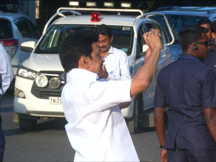 CM Stalin Selfie : மாடர்ன் தியேட்டர்ஸ் நினைவு வளைவு முன்பு செல்ஃபி எடுத்துக்கொண்ட முதல்வர் ஸ்டாலின்.