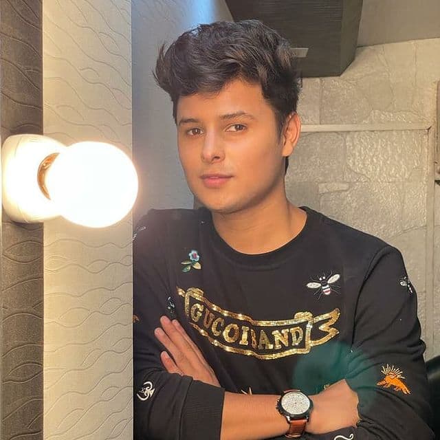 नीतीश भलूनी काफी स्मार्टऔर हैंडसम है, इस्टा पर शेयर तस्वीरों में उनकी क्यूटनेस साफ झलकती हैं.