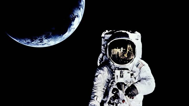 कई साइंस फिक्शन या स्पेस मूवीज में आपने देखा होगा कि जब दो जहाज आपस में लड़ते हैं तो बहुत तेज आवाज होती है. लेकिन, अंतरिक्ष में आवाजों को सुनना संभव नहीं है. क्योंकि ध्वनि को चलने के लिए माध्यम की आवश्यकता होती है. अंतरिक्ष में कोई गैस या हवा मौजूद नहीं है, इसलिए जब यहां कोई चीज टकराती है तो आवाज नहीं होती है.