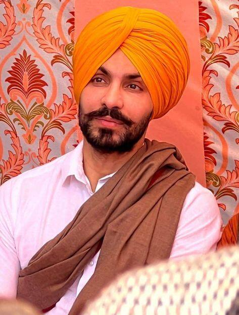 ਪੜ੍ਹਾਈ ਪੂਰੀ ਕਰਨ ਤੋਂ ਬਾਅਦ ਦੀਪ ਨੇ ਮਾਡਲੰਿਗ ਸ਼ੁਰੂ ਕੀਤੀ। ਮਾਡਲੰਿਗ 'ਚ ਦੀਪ ਦਾ ਕਰੀਅਰ ਬਹੁਤ ਵਧੀਆ ਚੱਲ ਰਿਹਾ ਸੀ, ਪਰ ਉਸ ਨੂੰ ਅੰਦਰ ਤੋਂ ਇਹ ਸਭ ਕਰਕੇ ਤਸੱਲੀ ਨਹੀਂ ਮਿਲ ਰਹੀ ਸੀ। ਇਸ ਲਈ ਉਸ ਨੇ ਵਾਪਸ ਵਕਾਲਤ ਕਰਨ ਦਾ ਹੀ ਫੈਸਲਾ ਕੀਤਾ।