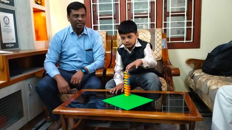 Dharmapuri Father Son achieved 7 Guinness records in various events TNN 7 கின்னஸ் சாதனைகளை படைத்த  தந்தை, மகன்....வீடு முழுவதும் சாதனை சான்றிதழ்கள்..!