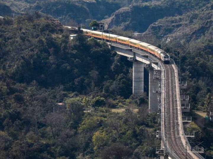 Cancelled Train Today: रेलवे ने बदल दिए 47 ट्रेनों के रूट, 416 गाड़ियों को किया गया रद्द, देखें लिस्ट Indian Railways Cancelled 416 train and 47 train route divert on 15 February 2023 see list Cancelled Train Today: रेलवे ने बदल दिए 47 ट्रेनों के रूट, 416 गाड़ियों को किया गया रद्द, देखें लिस्ट