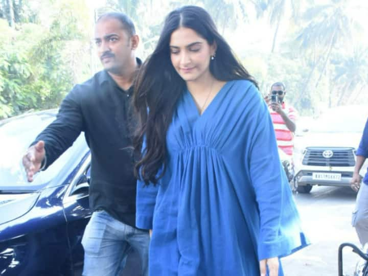 Sonam Kapoor Pics:बॉलीवुड की खूबसूरत एक्ट्रेस सोनम कपूर को फैशन दीवा भी कहा जाता है. लेकिन हमेशा परफेक्ट लुक में नजर आनी वाली सोनम को हाल ही में बेहद सिंपल लुक में स्पॉट किया गया है.देखें तस्वीरें